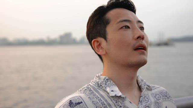 난간에 기댄 채 휴식을 취하는 남자