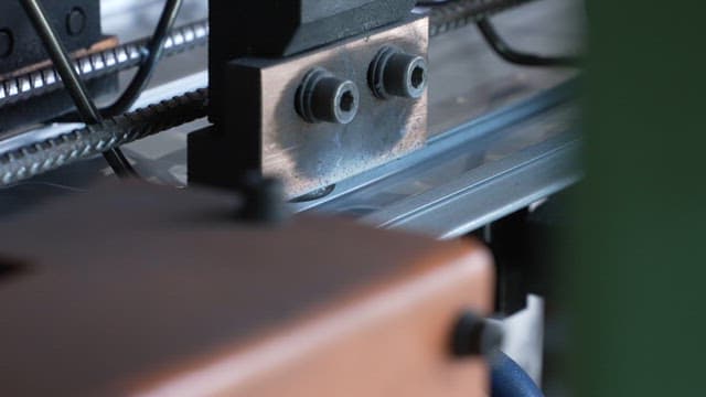 불꽃이 튀는 금속 용접 과정