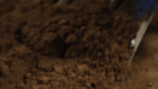 삽으로 흙을 퍼내는 장면