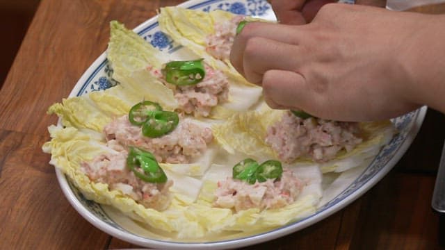 Fresh cabbage dish topped with tuna and peppers