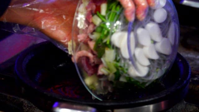 냄비에 재료를 넣는 장면