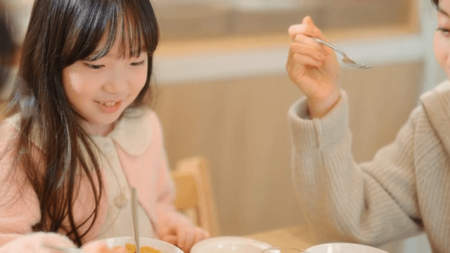 엄마에게 샐러드를 먹여주는 아이