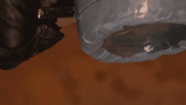 마스킹 테이프가 붙은 유리병을 절단하는 손