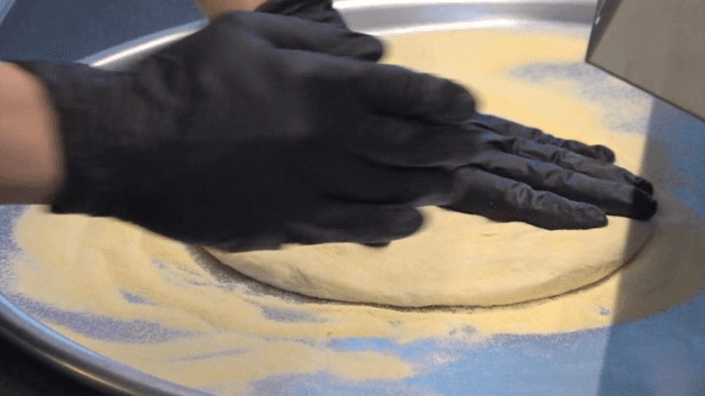 밀가루를 뿌린 쟁반 위에서 반죽 준비