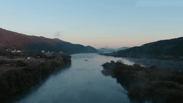 산 사이로 흐르는 고요한 강