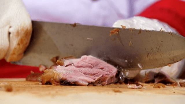도마 위에서 칼로 써는 족발