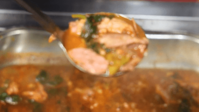 냄비에서 끓고 있는 양고기 전골