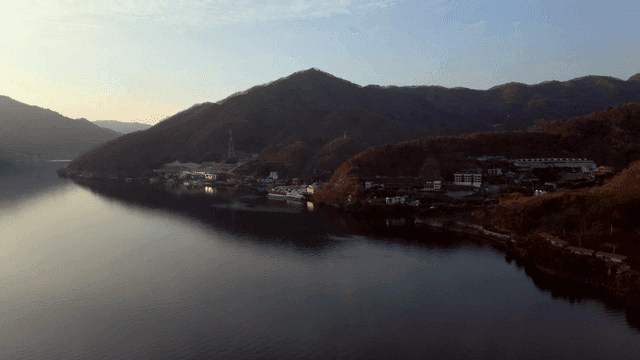 해질녘 고요한 강가 마을