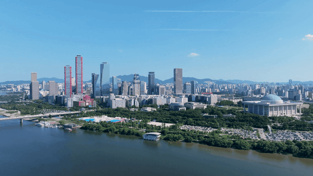 강과 고층 건물들이 있는 넓은 서울 전경