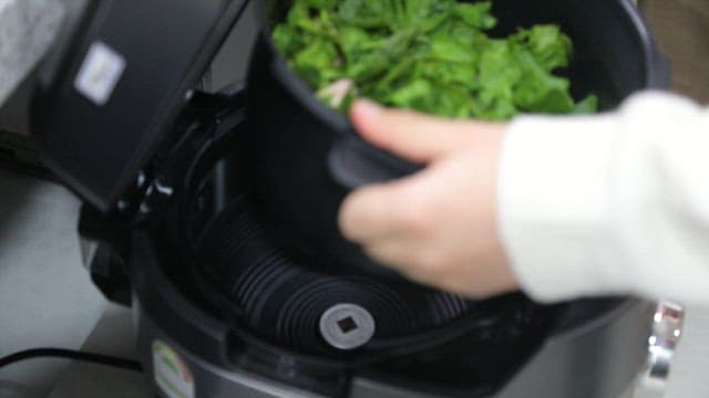 Operating an electric pressure cooker with fresh spinach