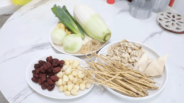 테이블 위에 준비된 각종 재료