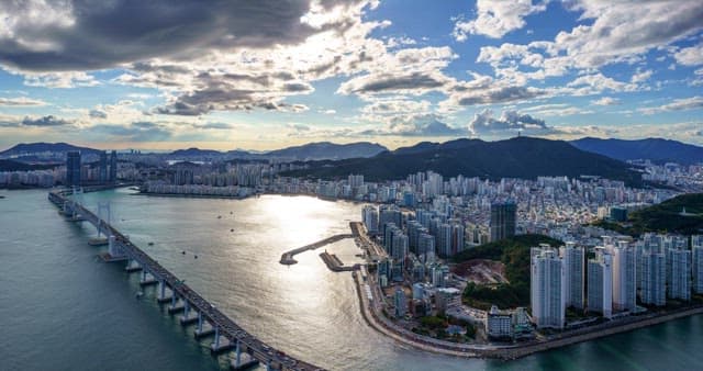 오후에서 저녁으로 변화하는 하늘 아래 항구도시 부산의 풍경