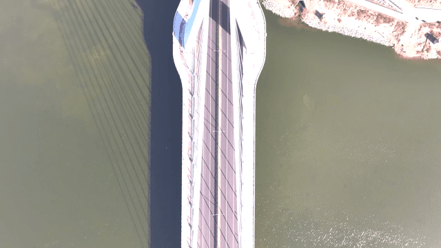 강 위의 다리를 내려다본 모습