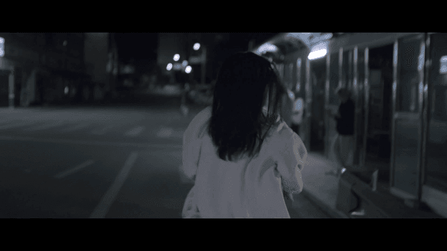 어두운 거리에서 달리는 여성