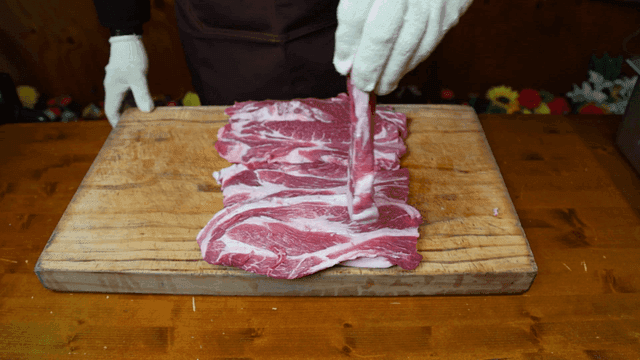 나무 도마 위에 놓인 돼지고기