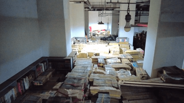 책과 상자가 가득한 방