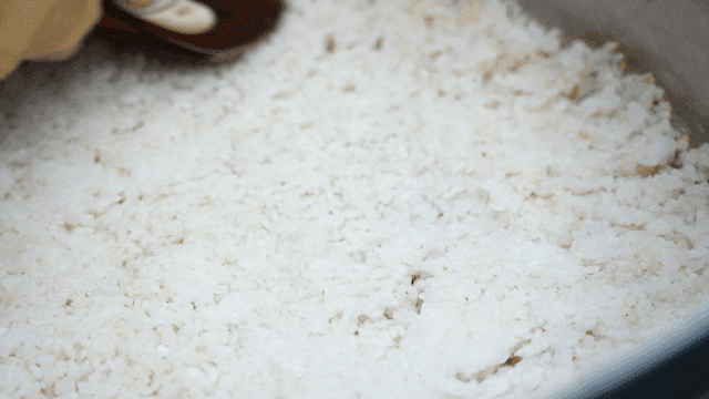 Scorched rice pressed with wooden spatula