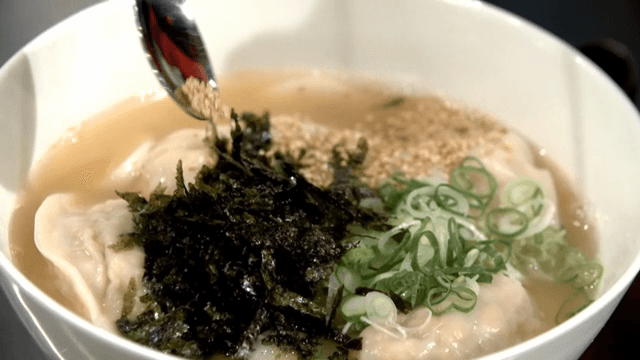 만두국 위에 뿌리는 참깨