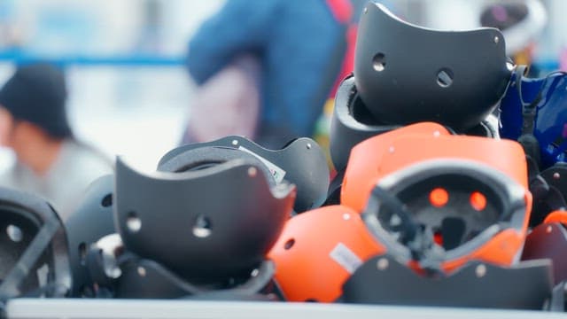 쌓여있는 스케이트 헬멧