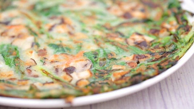 접시에 담긴 바삭한 파전