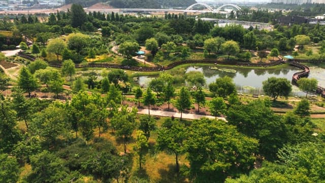 구불구불한 산책로가 있는 푸른 공원