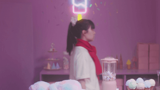 알록달록한 아이스크림 가게의 소녀