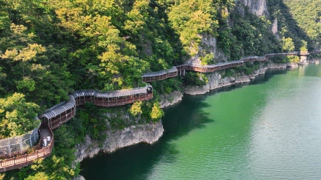 고요한 강을 따라 이어진 산길