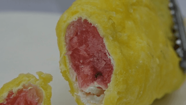 반죽을 입혀 튀겨진 수박 모양의 아이스크림