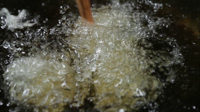 Deep frying fresh oysters in hot oil