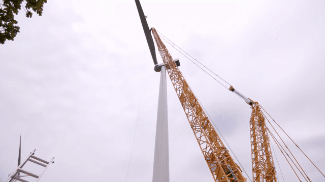 크레인을 사용한 풍력 터빈 건설 현장