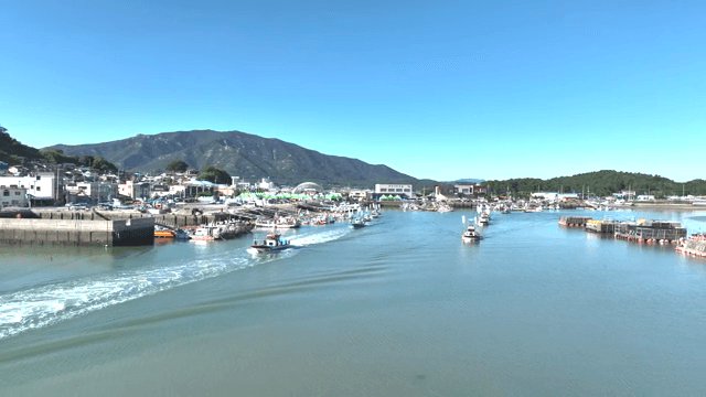 어선이 있는 분주한 항구