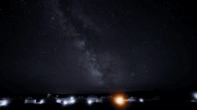 전통적인 유르트 위의 별이 빛나는 밤하늘