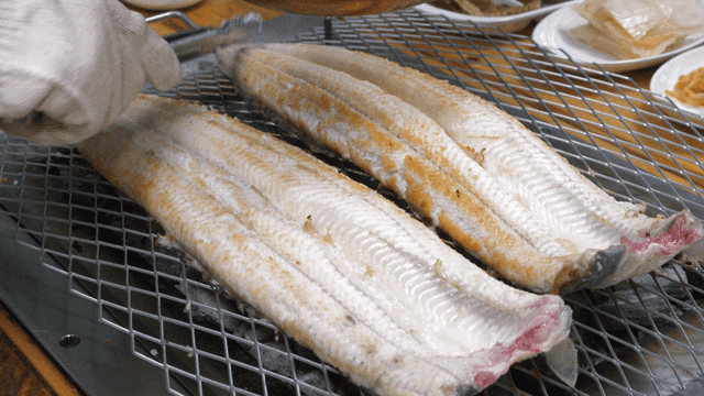 바비큐 그릴에서 구워지는 장어