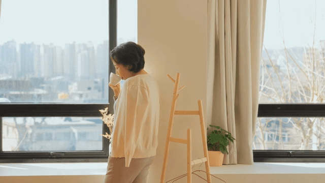 창가에서 커피를 즐기는 여성