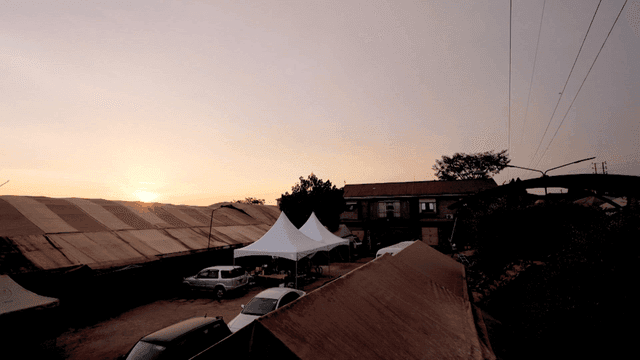 판자촌 천막 위로 해가 지는 일몰
