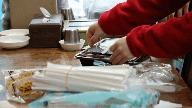 테이블 위에서 포장 음식을 준비하는 모습