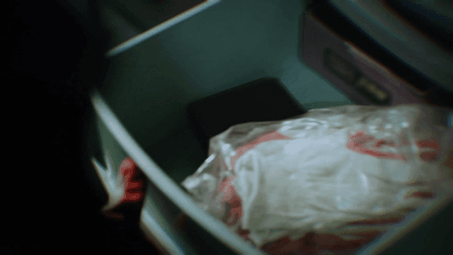 서랍을 뒤지는 장갑 낀 사람