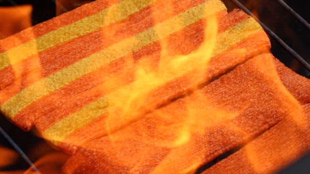 일렁이는 불길 속에서 구워지는 쫀드기