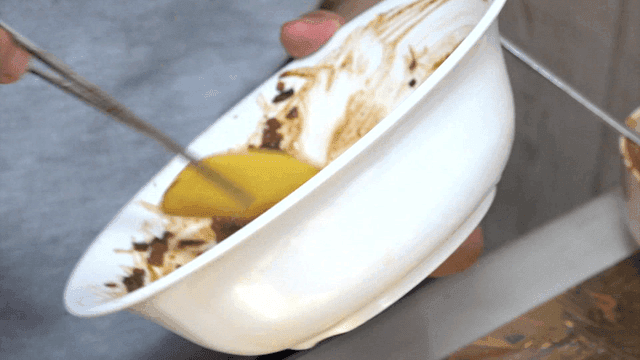 단무지로 짜장소스를 남김없이 퍼내는 사람