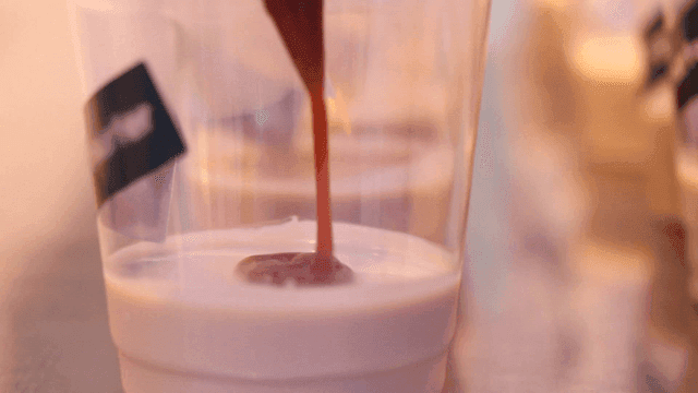 컵 안의 푸딩 위에 카라멜을 붓는 장면
