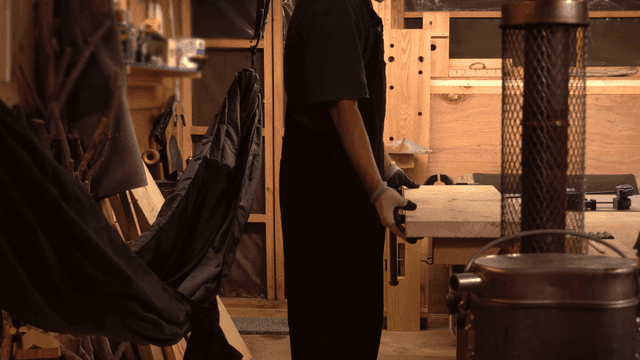 작업장에서 나무를 다루는 사람