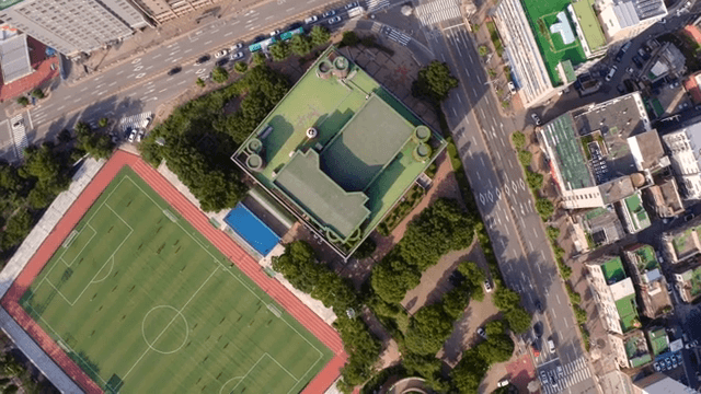 도시 교차로와 운동장의 항공 뷰