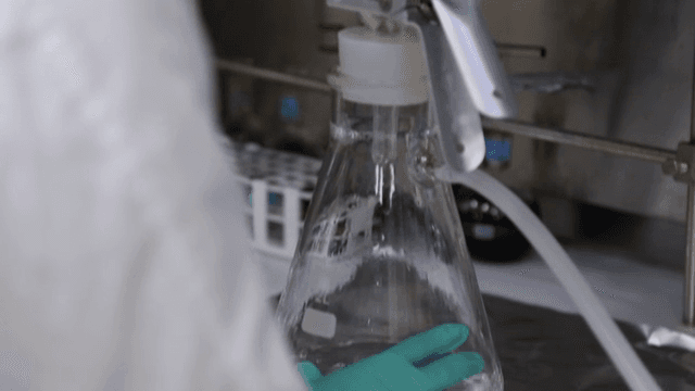 실험실에서 물이 여과되는 모습