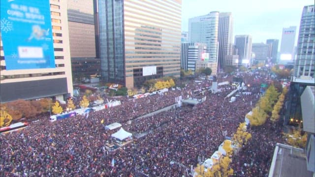 대규모 군중이 모인 도시 광장