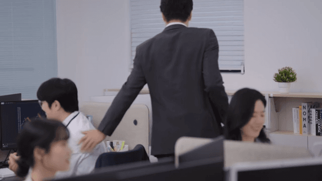 일하는 직원들과 출근한 상사