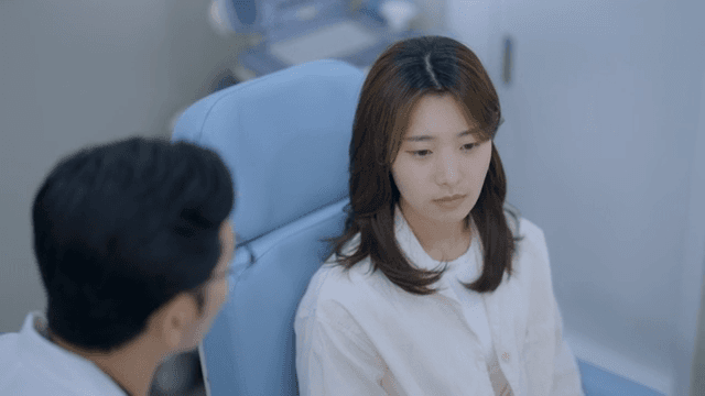 의사에게 검사 결과에 대해 설명 받는 환자
