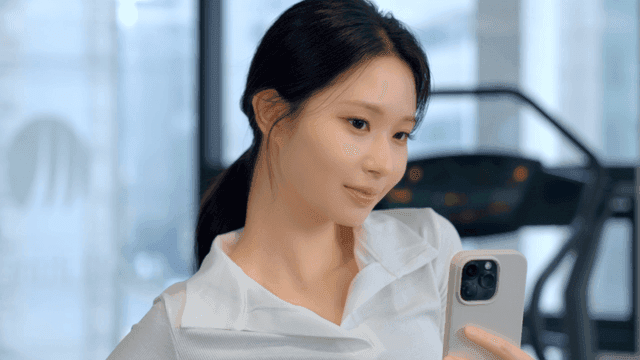 헬스장에서 셀카를 찍는 젊은 여성