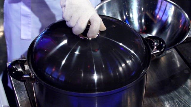 큰 냄비에서 끓는 문어