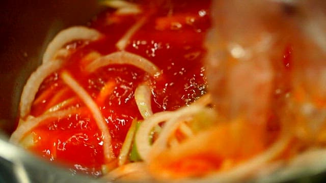 Mixing various vegetables such as onions and green onions with spicy sauce