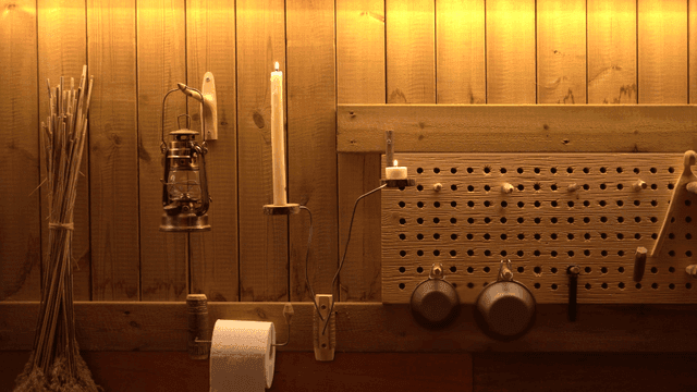 따뜻하게 조명된 나무 벽과 장식